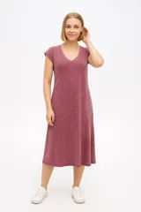 Vestido midi gris oscuro de algodón, con cuello en V, mangas cortas y tajo lateral.