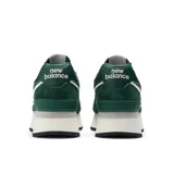 Championes urbanos New Balance modelo 574 con plataforma, color verde con detalles en blanco, confeccionados en gamuza y malla, con logo "N" característico en los laterales y entresuela ENCAP.