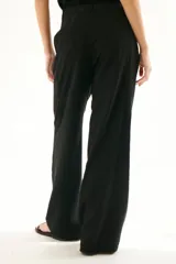Pantalón de vestir de corte palazzo color beige.