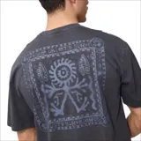 Remera gris con logo de la marca Rusty estampado en el pecho.