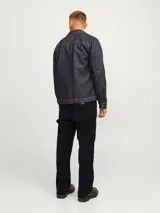Pantalón de pana negro, corte recto, con bolsillos traseros y frontales, cierre con cremallera y trabilla para martillo.