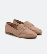 Zapato loafer flat color nude con tachas y taco bajo.