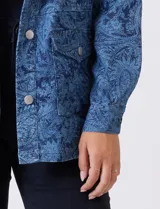 Camperita de tencel color azul con estampado paisley, cuello solapa y cierre frontal con botones. Incluye bolsillos en el pecho y en la parte inferior.