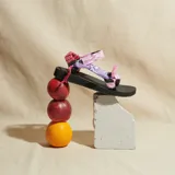 Sandalias Trekky Arizona Love color rosa con estampado de labios, hechas a mano con suela de eva y tela reciclada.