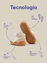 Zapatillas blancas y beige inspiradas en el calzado barefoot, con suela fina, plana y flexible. De textil transpirable y cordones a tono.