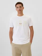 Remera blanca de algodón con logo GAP estampado en el frente en color crema y texto "Original" en color rojo.
