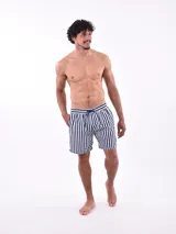 Short de baño con estampado de hojas en tonos celestes, con cinturilla elástica y cordón ajustable.