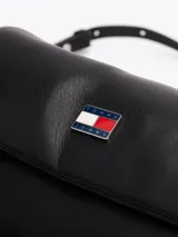 Bandolera negra de Tommy Jeans con correa ajustable y logo de la marca en el frente.