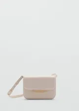 Bolso de mano en color beige con cierre frontal y correa ajustable.