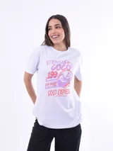 Remera blanca de algodón con estampado de texto y dibujos en tonos rosados.