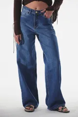 Jeans wide leg de tiro medio, calce extra relaxed y piernas anchas. Confeccionado en denim rígido con lavado stone blue localizado.