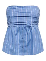 Top strapless azul con rayas verticales blancas, detalle de fruncido en el busto y botones decorativos en el frente.