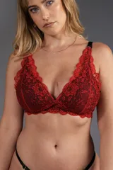 Soutien de puntilla bicolor rojo y negro, con copa y sin aro. Breteles elásticos regulables y espalda con ganchos regulables.