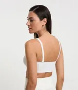 Soutien modelo top, color blanco, hecho en microfibra sin relleno, con aro, sin costura y con textura acanalada/trenzas.