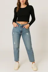 Jeans celeste de tiro alto con roturas.