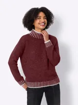 Sweater color borgoña de tejido de punto con cuello alto y terminaciones acanaladas en color crema.