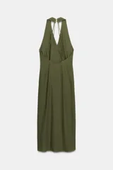 Vestido midi color verde oliva confeccionado en lino. Presenta escote pico cruzado, tirantes anchos delanteros y tirantes finos en la espalda, detalle de aplique dorado en la cintura, bajo con abertura frontal y cierre lateral con cremallera oculta.