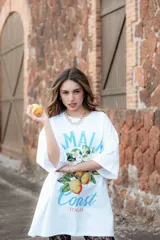 Remerón blanco de mangas cortas con estampa frontal de limones, flores y texto "Amalfi Coast Italia".