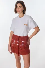 Short tejido a crochet color ladrillo, con cintura elastizada y cordón ajustable.