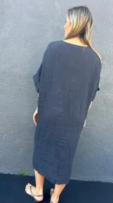 Vestido azul marino de lino con cuello en V, mangas cortas y corte holgado.