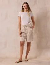 Bermuda de algodón color beige, marca Robert Louis, con pretina ancha elastizada con lazo de ajuste simulado, bolsillos verticales delanteros y bolsillos laterales con botón.