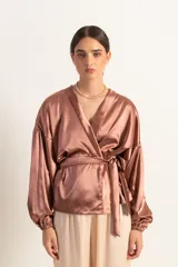 Kimono corto color marrón, con mangas globo y cinturón para ajustar a la cintura.
