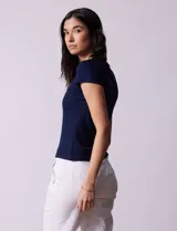 Remera azul marino de tejido acanalado, con escote a la base y mangas cortas.