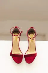 Sandalias de fiesta rojas de terciopelo, con pulsera al tobillo y taco cuadrado.