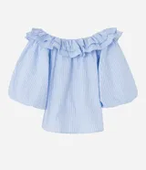 Blusa con escote hombro a hombro, confeccionada en tricolina con estampa rayada, volados en el escote y mangas cortas amplias.