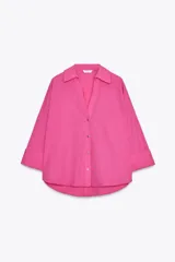 Camisa rosa de popelina con cuello solapa, escote pico, manga ancha con vuelta y cierre frontal con botones.