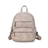 Mochila color beige de símil cuero con dos bolsillos frontales con cierre, asa de mano rígida y correas regulables.