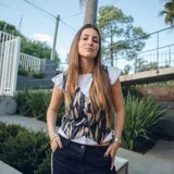 Chaleco corto color crema con escote en V, sisa redonda y cierre delantero con botones.