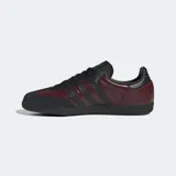 Championes Adidas Samba OG color borgoña con detalles en negro, con las tres tiras características de la marca en los laterales.