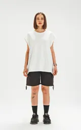 Remera blanca oversize de algodón con mangas cortas y cuello redondo.