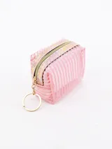 Necessaire de color rosa con diseño de rayas y cierre dorado.
