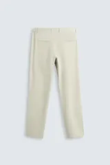 Pantalón largo de vestir gris claro con estampado de cuadros, corte slim fit y cintura elástica. Confeccionado en tejido con alta elasticidad, bolsillos frontales y cierre frontal con cremallera y botón.