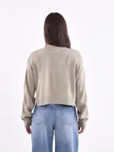 Sweater rojo de tejido de punto fino con escote en V.