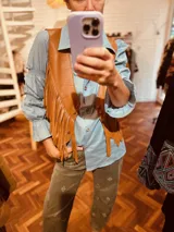 Chaleco de cuero ovino italiano color marrón, con flecos hechos a mano y corte boho chic.
