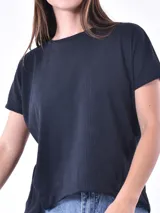 Remera negra de manga corta con cuello redondo y textura acanalada vertical.