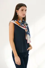 Musculosa color beige claro de tejido de lino con cuello redondo.