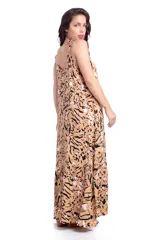 Vestido largo color camel con estampado abstracto en negro, blanco y rosa.