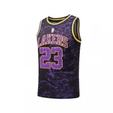 Musculosa de básquet negra con detalles en amarillo y violeta, con el logo de la NBA en el pecho y el nombre del equipo "Lakers" y el número "23" estampados en el frente.