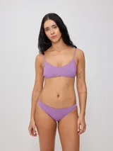 Parte inferior de bikini color verde oscuro, corte clásico de cobertura moderada.