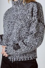 Cárdigan tejido marrón con detalles en lila, cierre frontal con cremallera y cuello polo.