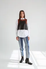 Pantalón de jean de corte mom, con diseño patchwork en tonos azul claro y azul oscuro.