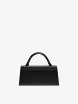 Bolso negro de cuero con asa reforzada, cierre magnético, correa ajustable extraíble y bolsillo interior. Logotipo y herrajes metálicos dorados.