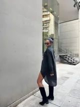 Camisa manga larga color borgoña, con cuello clásico, cierre frontal con botones y bajo irregular.