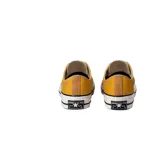 Zapatillas Converse Chuck 70 Ox color mostaza con cordones blancos y suela de goma blanca con detalles en negro.