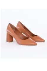 Zapato de salón color caramelo, de cuero, con punta fina y tacón bloque de 7 cm.