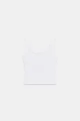 Top negro de corte ajustado, con escote redondo y tirantes anchos. Presenta un diseño de superposición de telas.